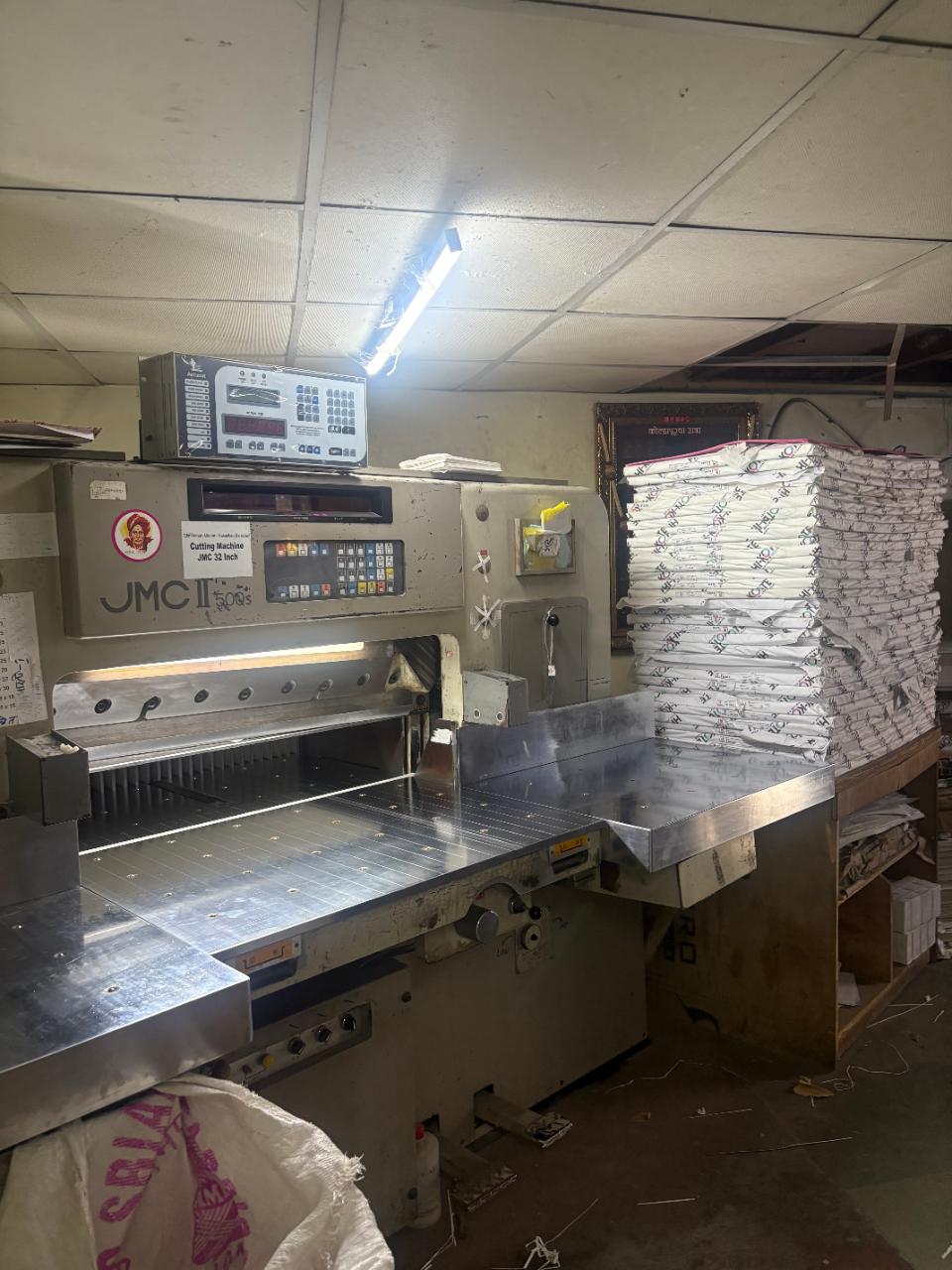 The JMC 32-inch programmable guillotine cutting machine.